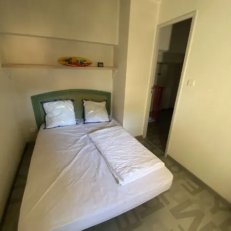 Villa Mitoyenne Au Calme Avec Parking Et Piscine Commune - Fr-1-607-126