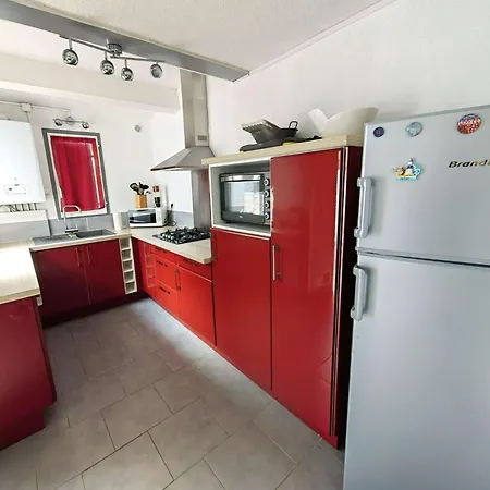 Villa Mitoyenne Au Calme Avec Parking Et Piscine Commune - Fr-1-607-126