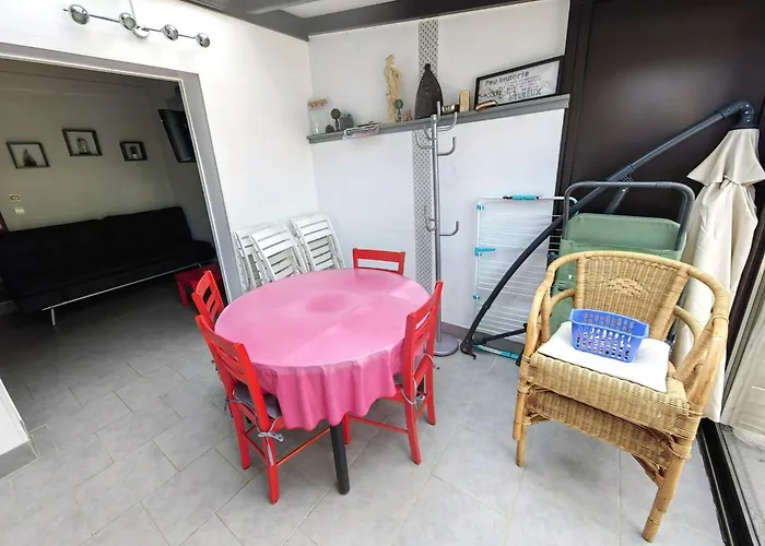 Mitoyenne Au Calme Avec Parking Et Piscine Commune - Fr-1-607-126 Villa *