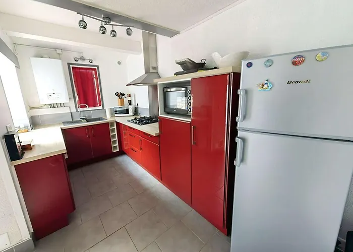 Villa Mitoyenne Au Calme Avec Parking Et Piscine Commune - Fr-1-607-126